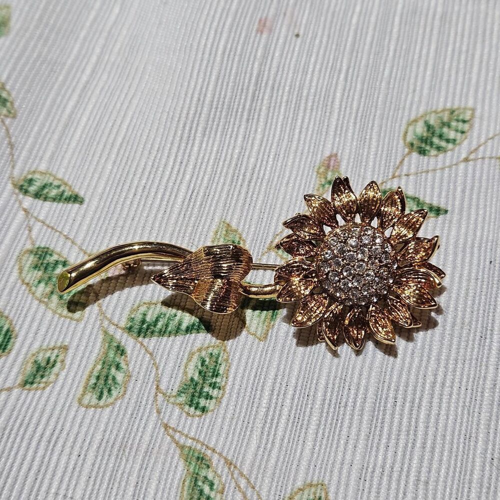 vintage cottagecore boho clear rhinestone sunflower gold tone brooch